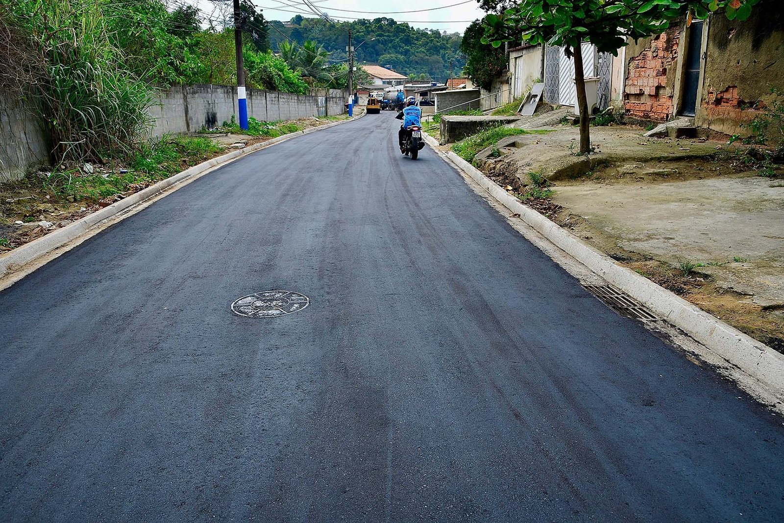 Belford Roxo faz asfaltamento e revitalização de ruas em Shangrilá