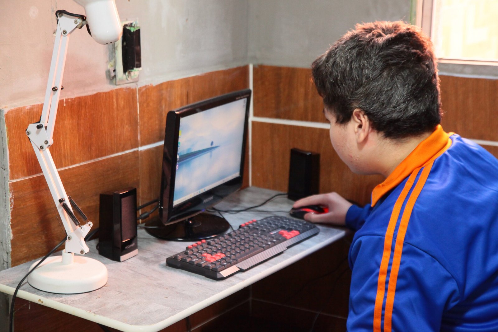 Aluno com deficiência visual ganha autonomia em escola municipal de Nova Iguaçu
