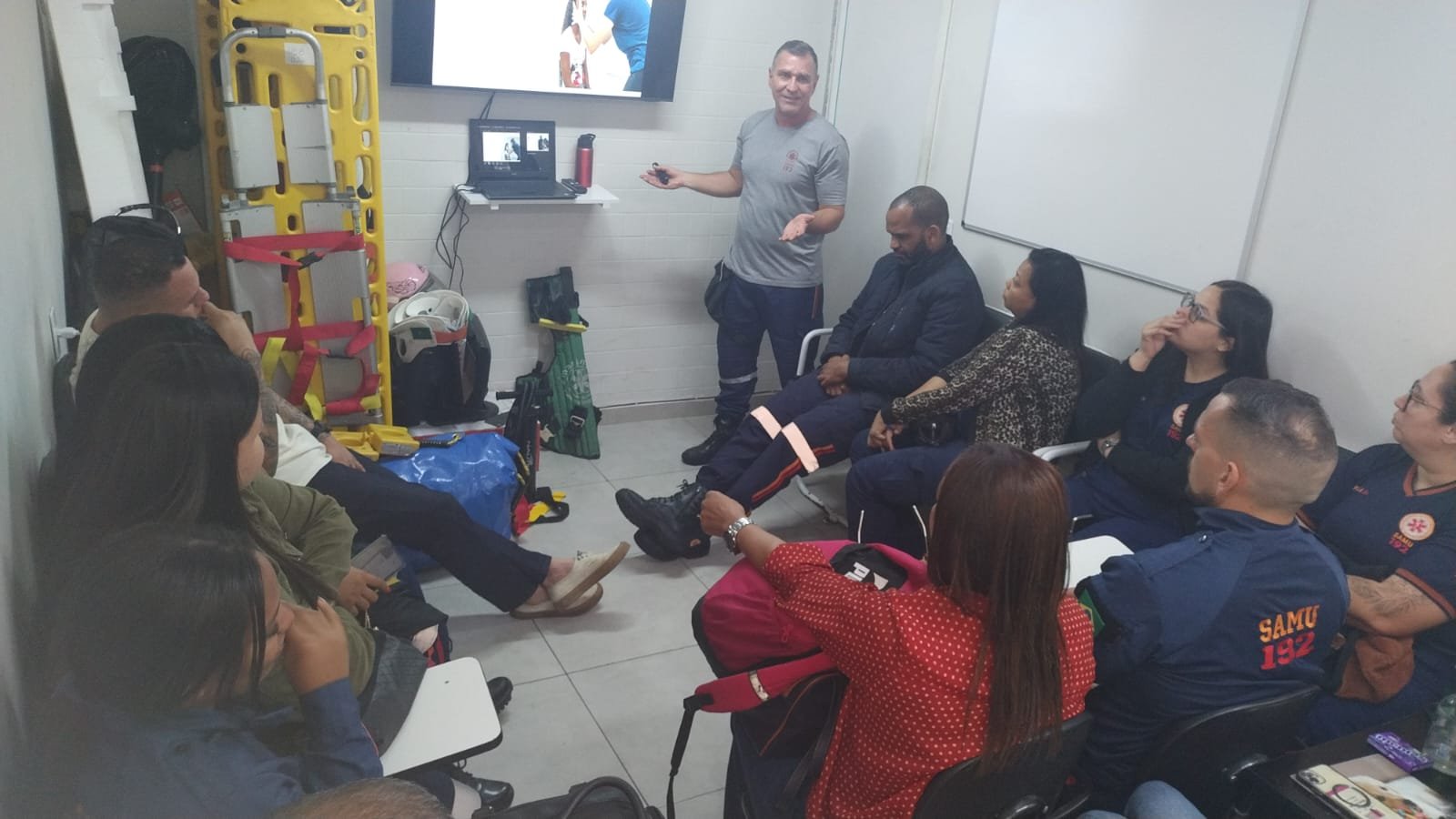 Samu 192 de Duque de Caxias treina técnicos de enfermagem em protocolo de coluna