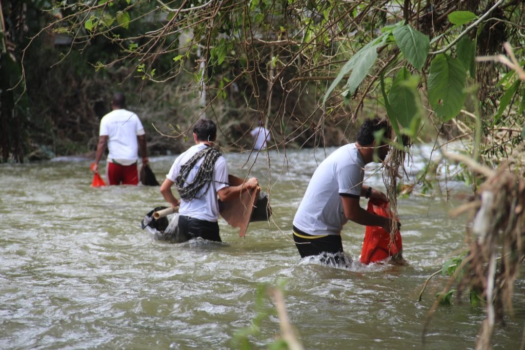 Ação de limpeza no Rio Preto mobiliza moradores e alunos em Itatiaia