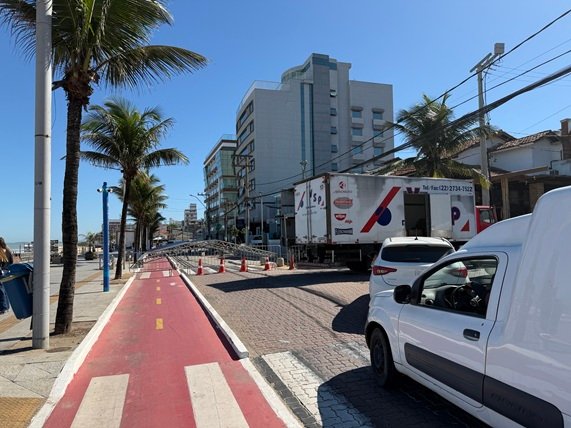 Avenida Atlântica tem bloqueio em Macaé para montagem do Polo Gastronômico