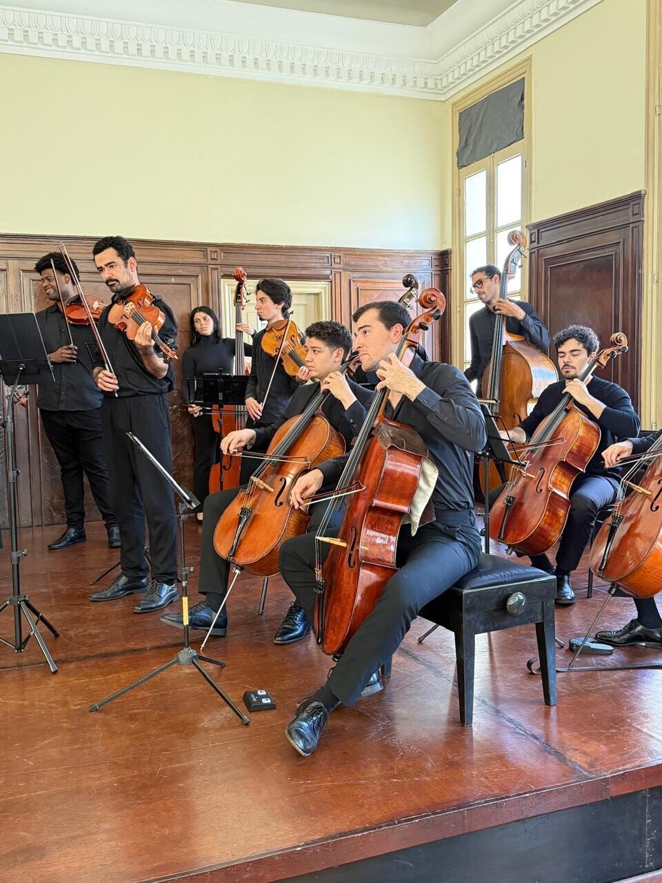 Alunos de Nova Friburgo acompanham espetáculo do Festival de Inverno