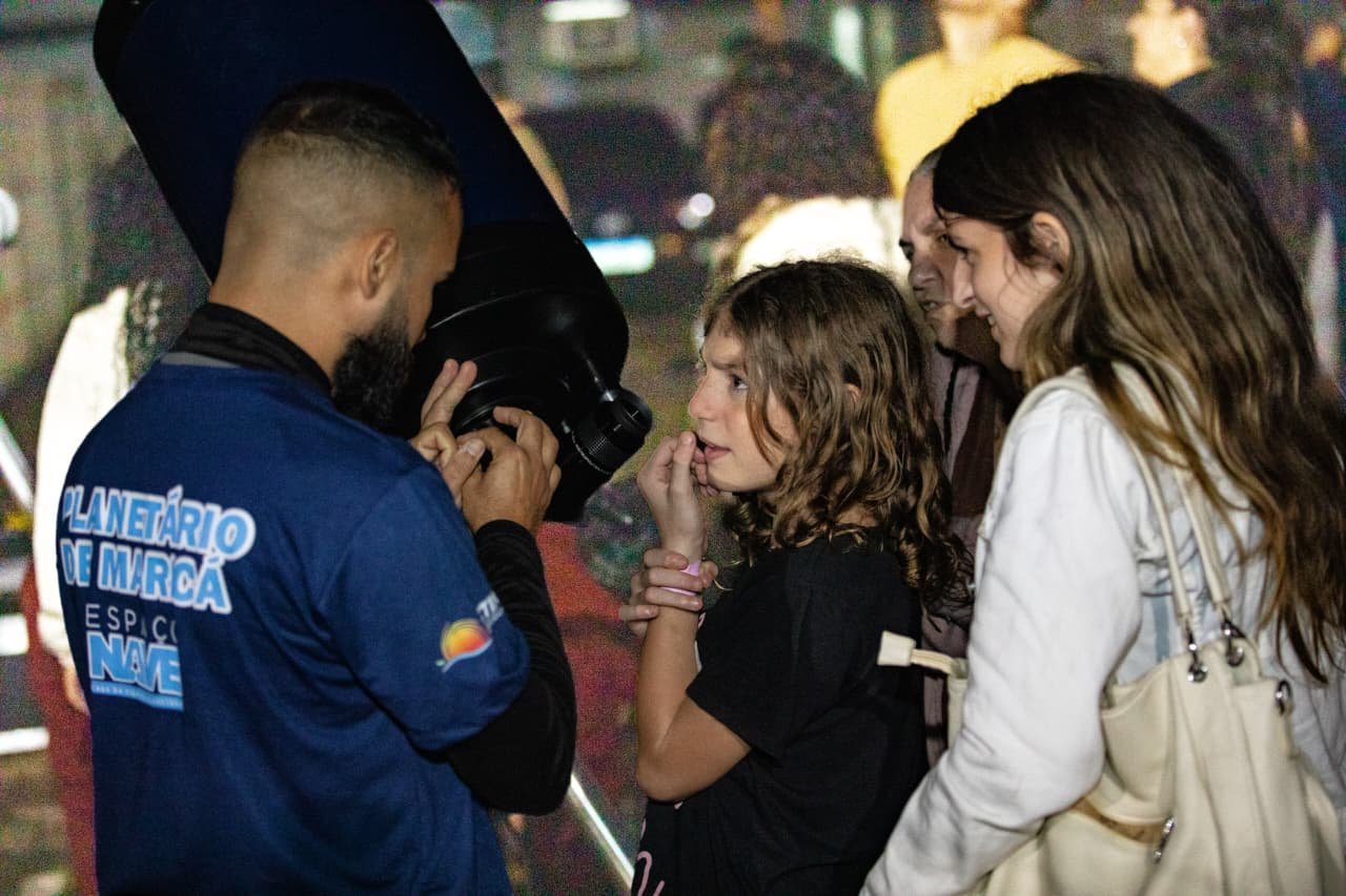 Planetário de Maricá reúne famílias para observação de eclipse lunar