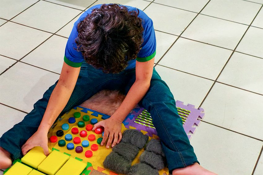Escola em São Francisco de Itabapoana usa atividade sensorial para aluno com deficiência visual