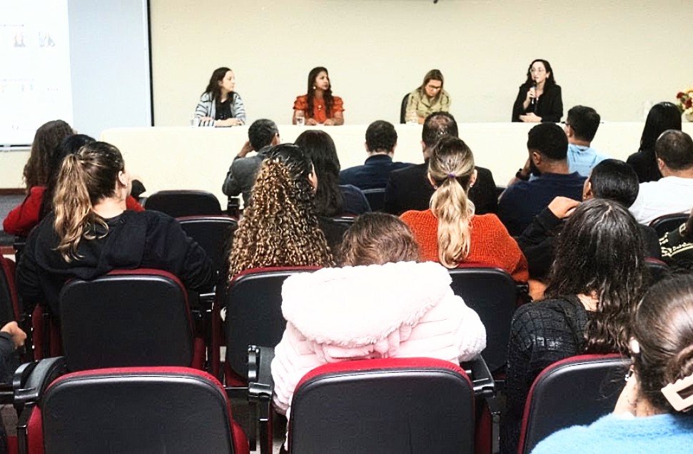 Macaé reúne universitários em debate sobre a Lei Maria da Penha