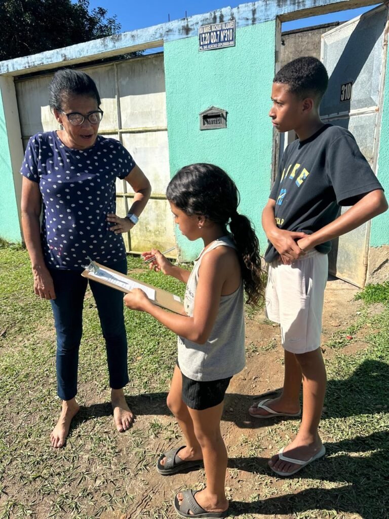 Crianças ajudam a mapear áreas para plantio de árvores em Rio Bonito