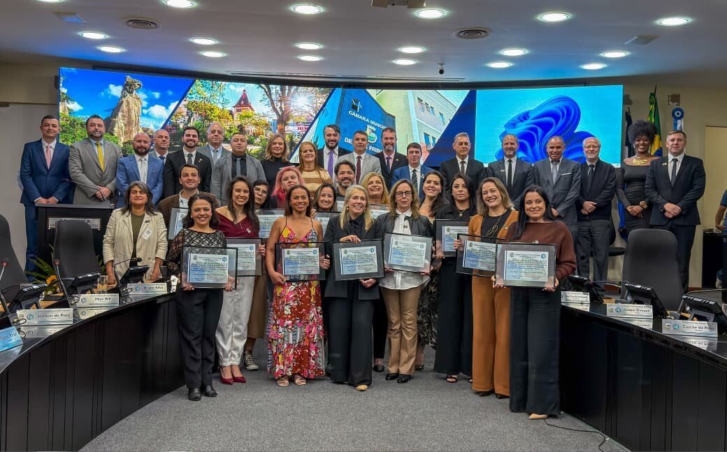 Profissionais da rede municipal de ensino são homenageados em Nova Friburgo