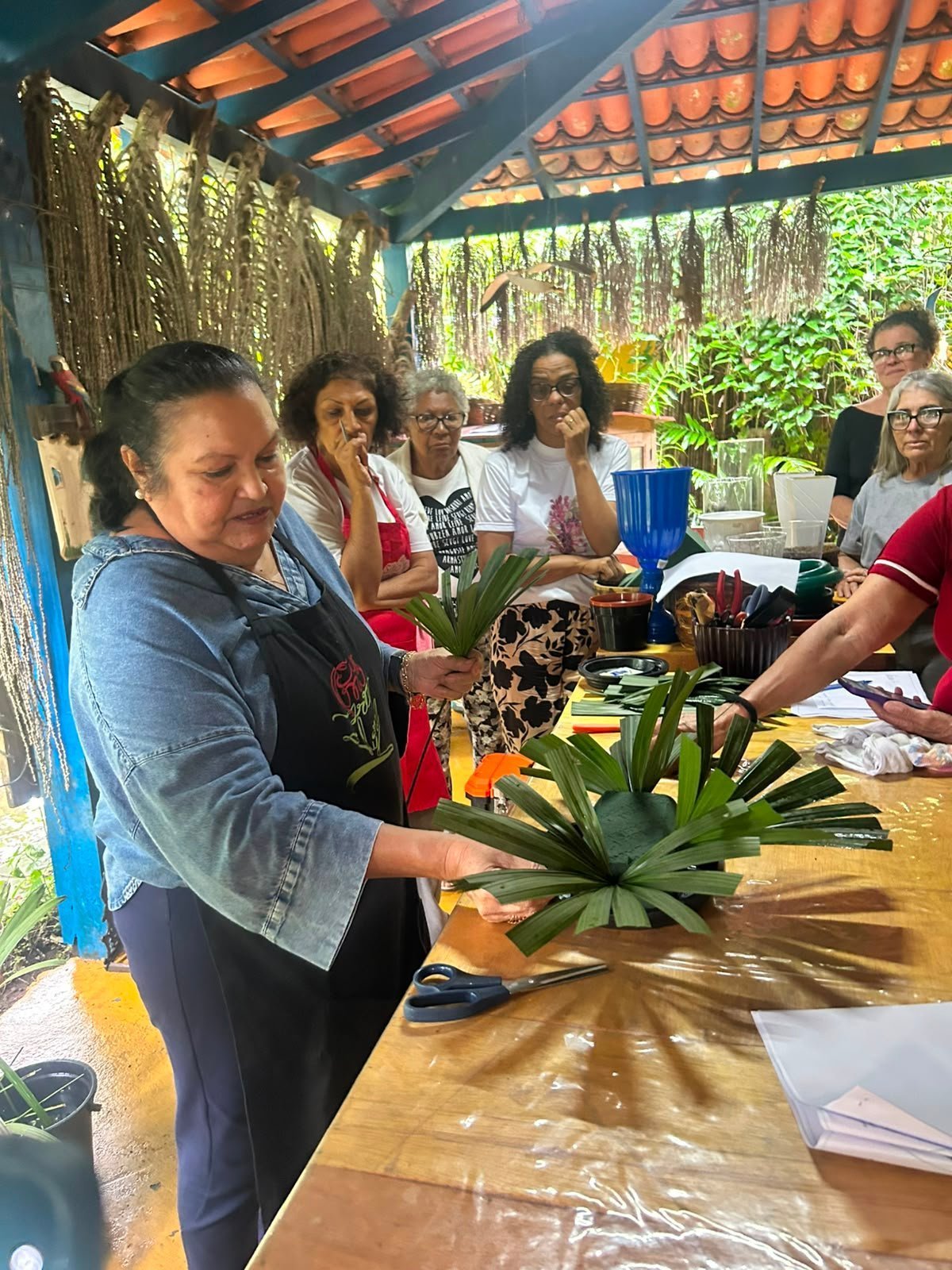 Curso de arte floral reúne produtores rurais em Rio Bonito