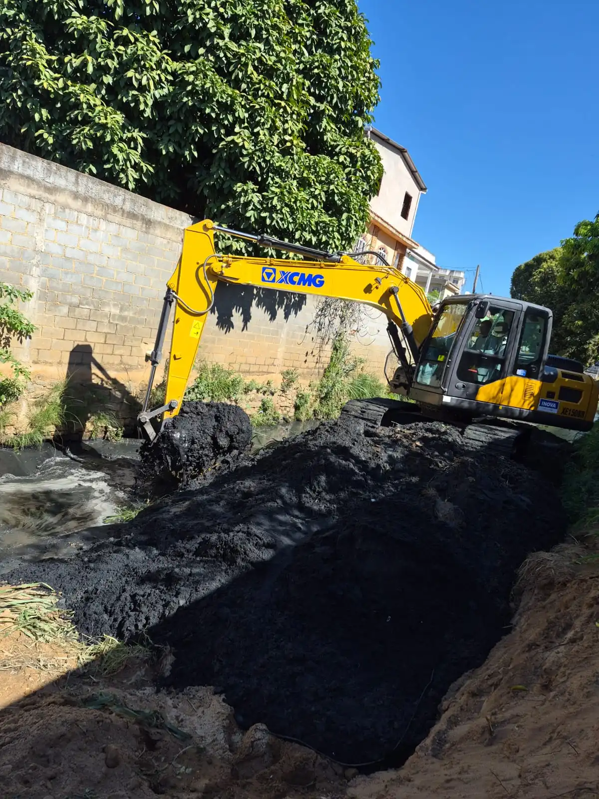 Três Rios faz desassoreamento de córrego na Vila Isabel para melhorar drenagem