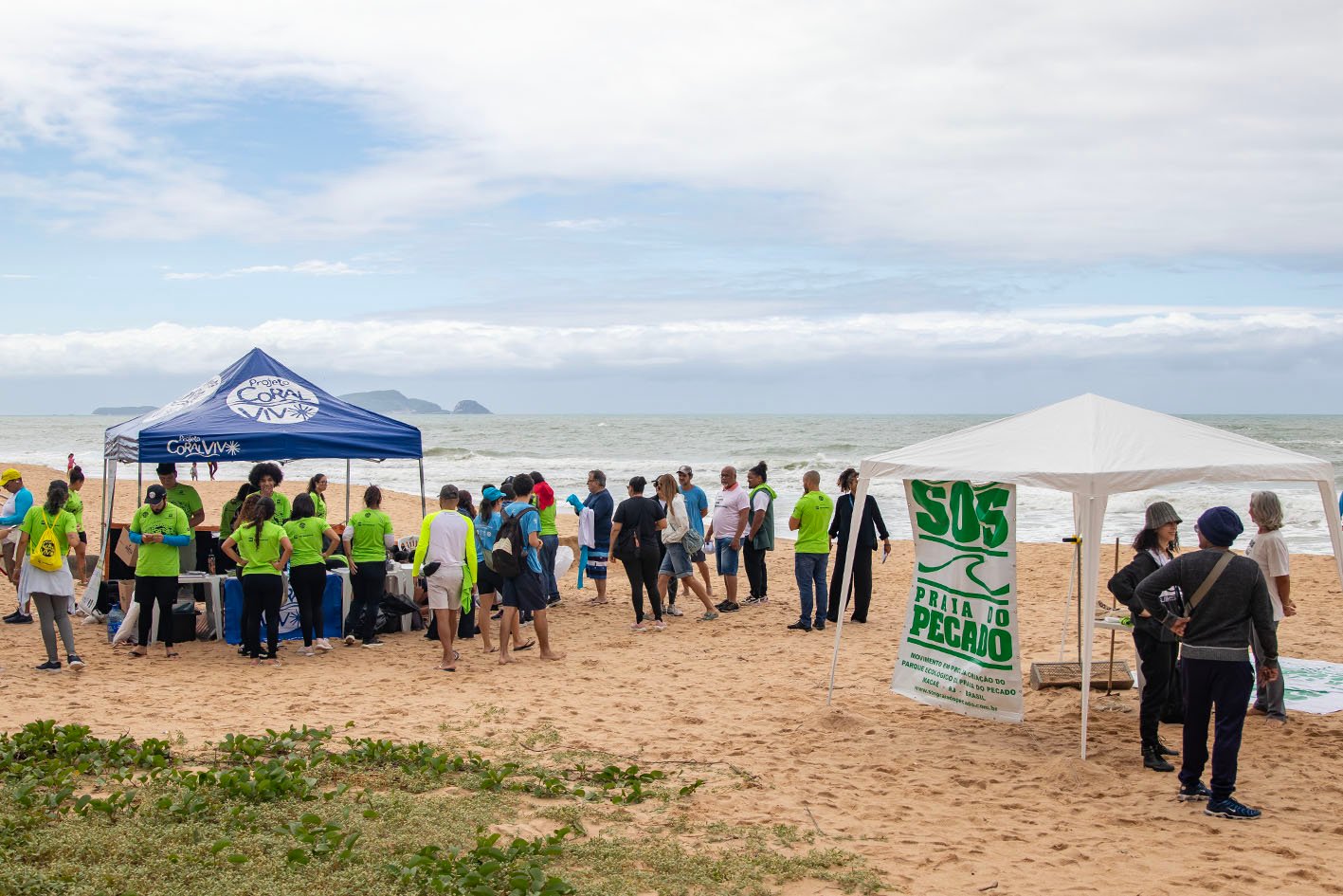 Ação de limpeza em Macaé recolhe resíduos na Praia de Cavaleiros para levantamento ambiental