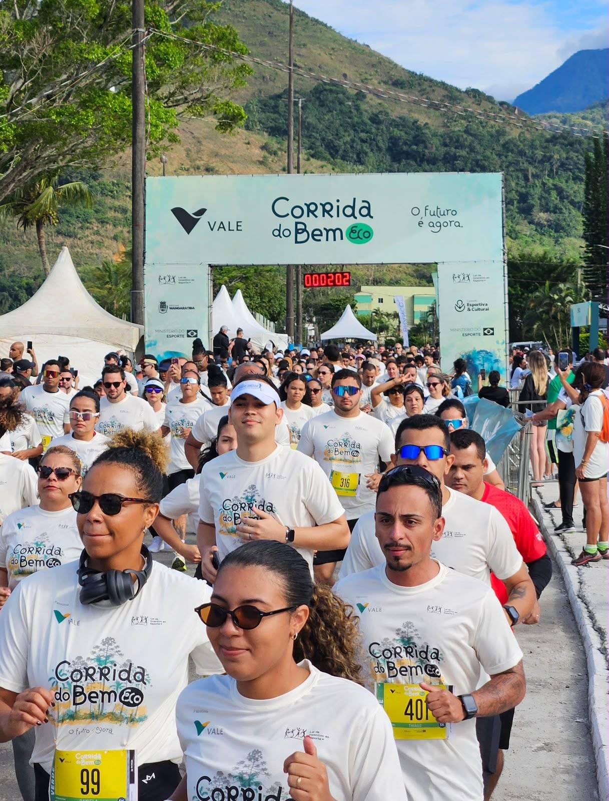 Corrida do Bem Eco reúne centenas de atletas na Praia do Saco, em Mangaratiba