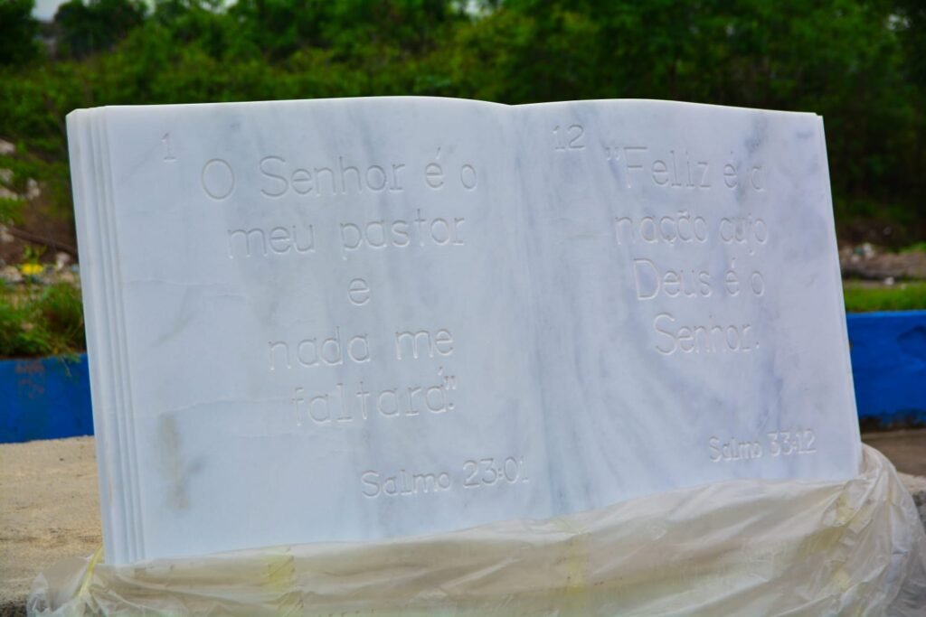 Belford Roxo instala monumentos à Bíblia em Bom Pastor e Sargento Roncalli