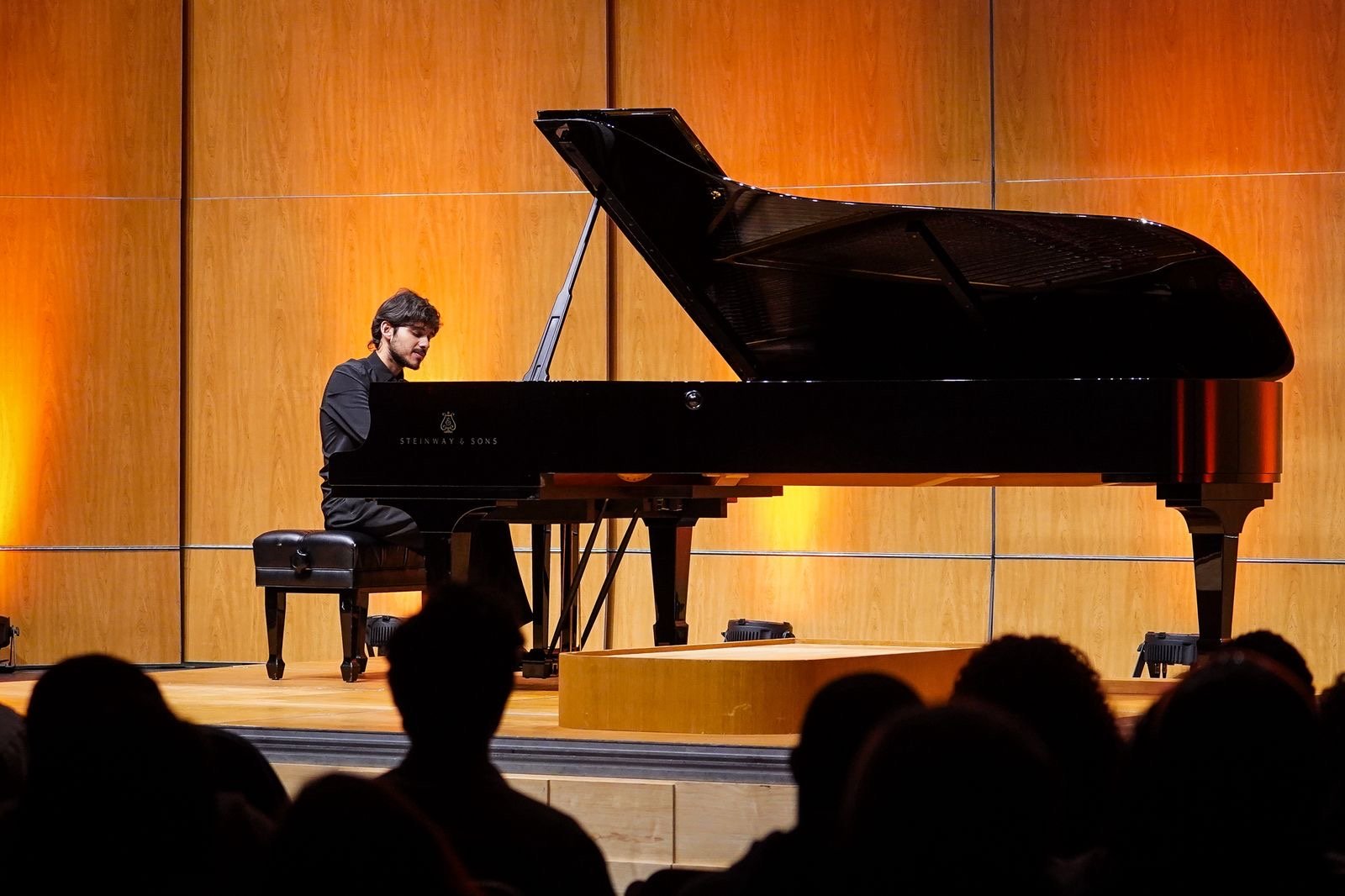 Bruno de Lorenzo faz recital gratuito no Theatro Municipal de Niterói