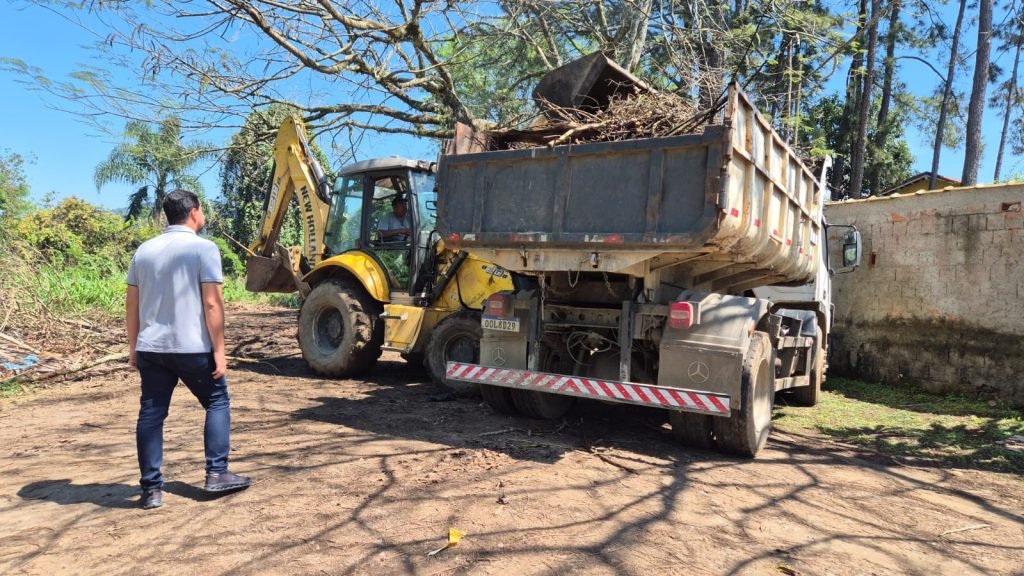 Mutirão retira 18 caminhões de materiais do Jardim Martinelli, em Itatiaia