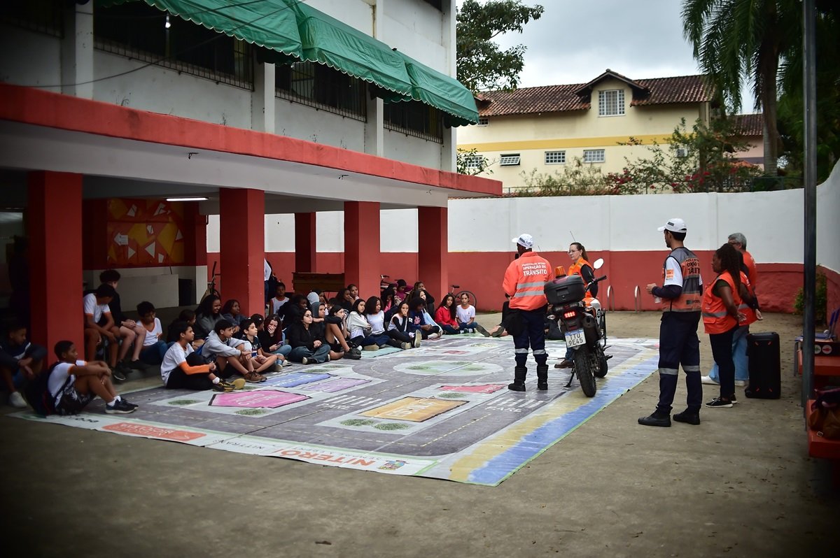 Niterói leva ações de trânsito seguro a escolas e motociclistas