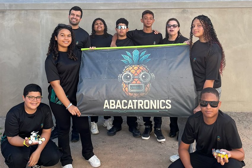 Estudantes de São Francisco de Itabapoana constroem robôs no projeto Abacatronics