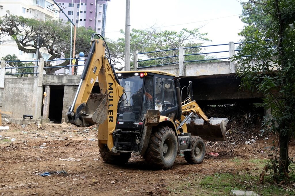 Campos faz limpeza e retira entulhos de área à margem do Paraíba do Sul, na Lapa