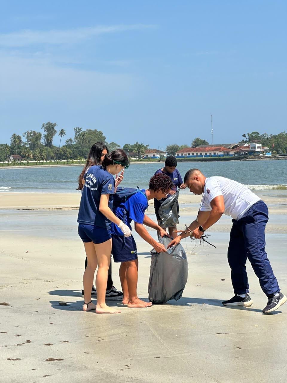 Ação de limpeza reúne estudantes e moradores na Ilha da Marambaia, em Mangaratiba