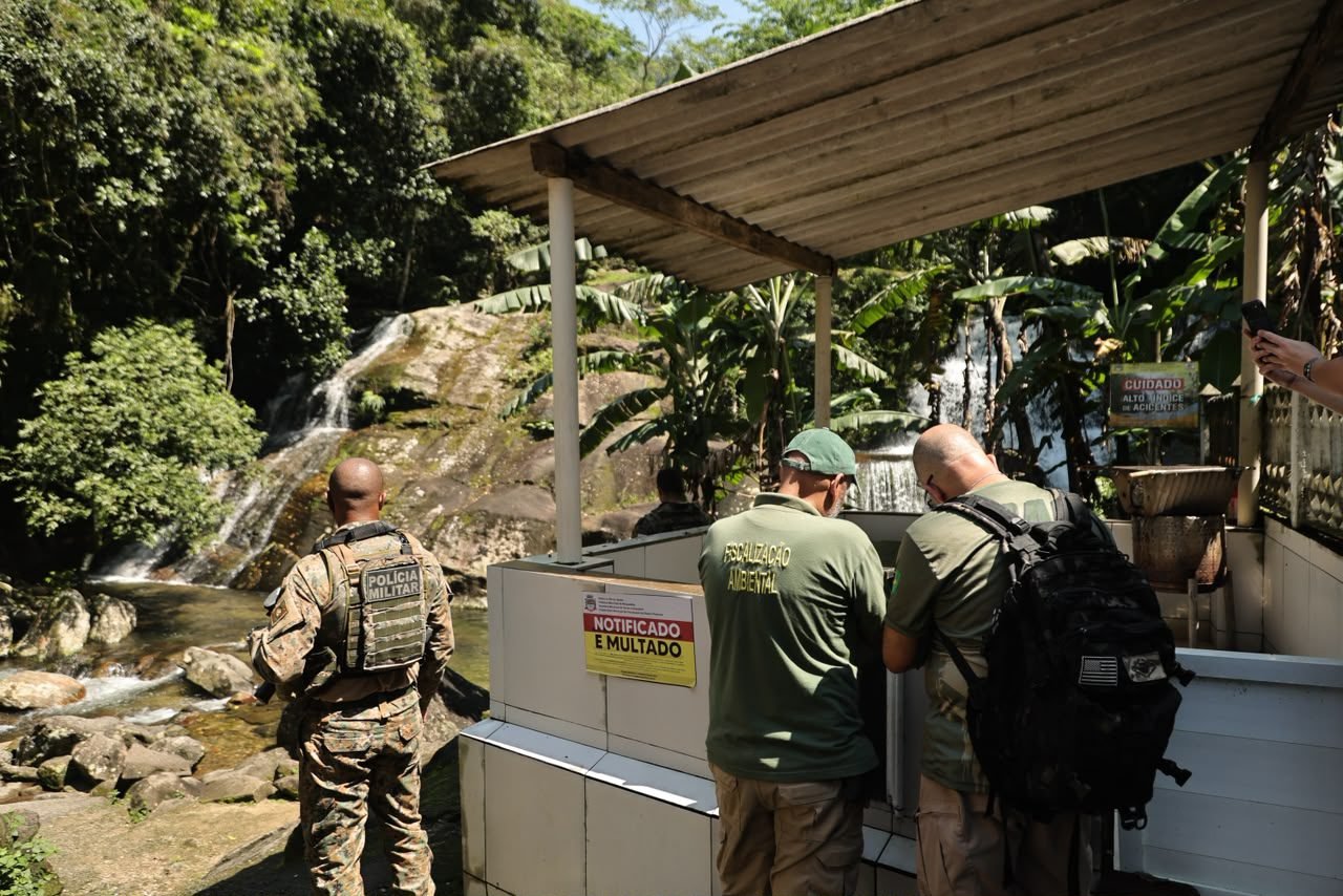 Mangaratiba notifica obras e apreende quatro aves silvestres em operação ambiental