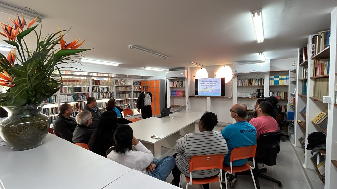 Equipe do transporte escolar debate segurança no trânsito em Comendador Levy Gasparian