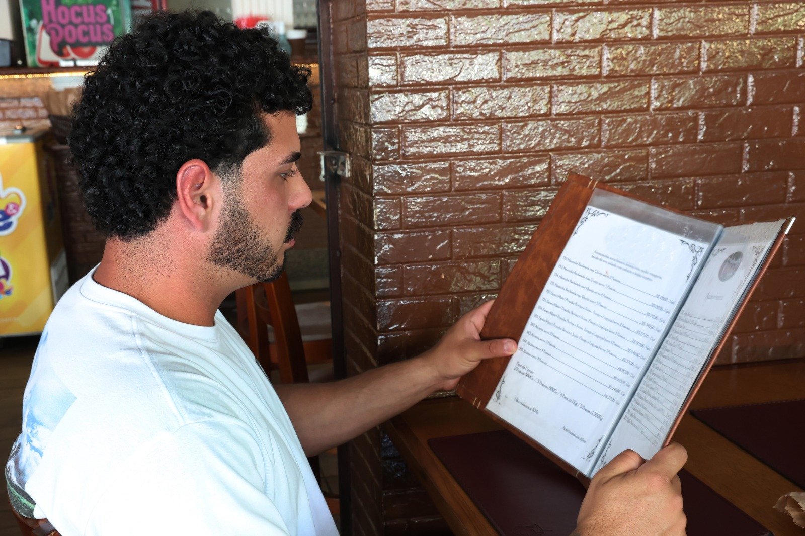 Procon Campos orienta que bares e restaurantes devem oferecer cardápio impresso