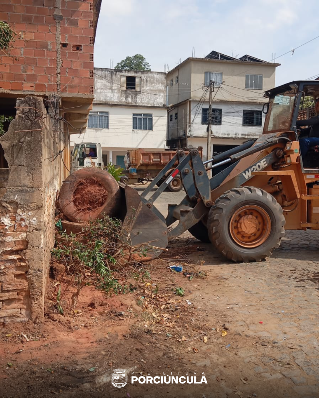 Porciúncula orienta moradores sobre descarte de entulhos na limpeza urbana