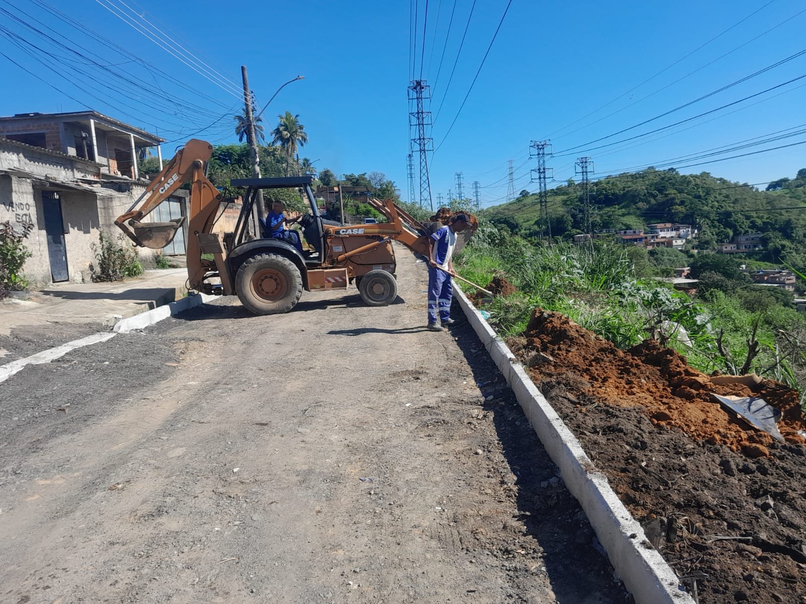 Quatro ruas do Morro do Coqueirinho recebem preparação para asfalto em São João de Meriti