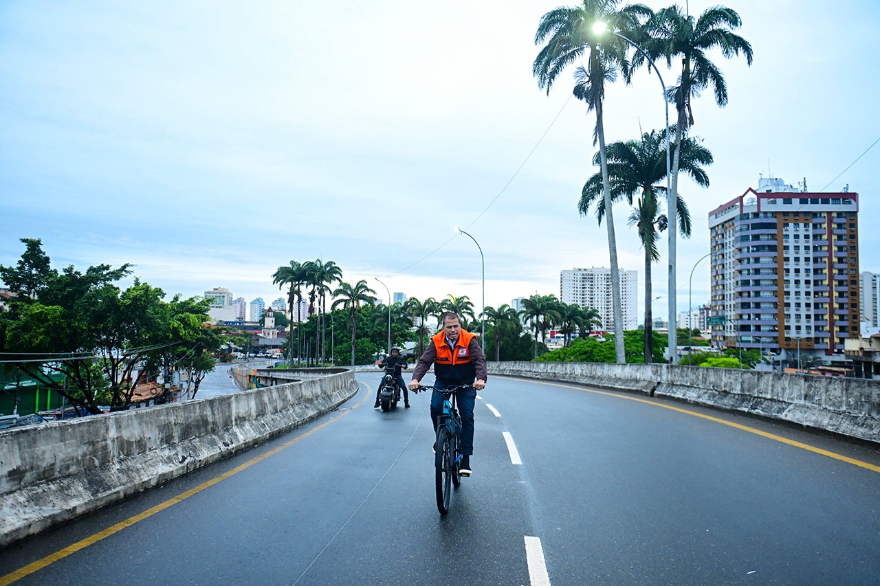Campos inicia travessia experimental de pedestres e ciclistas na Ponte Leonel Brizola