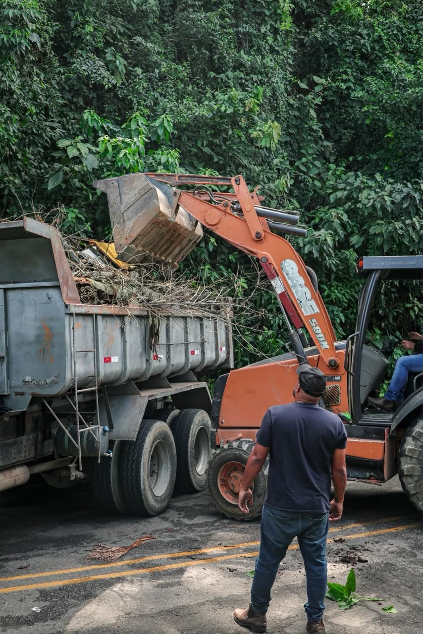 Mutirão retira entulhos no Axixá, em Mangaratiba