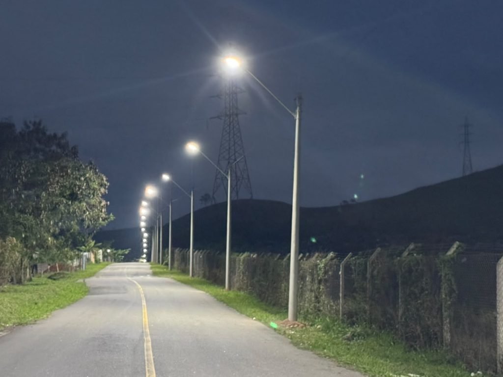 Itatiaia liga nova iluminação em 500 metros da Estrada do Funil, na Vila Odete
