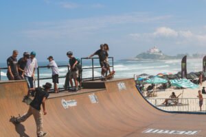 Saquarema recebe QS 6.000 em Itaúna com surfe, skate e atividades adaptadas