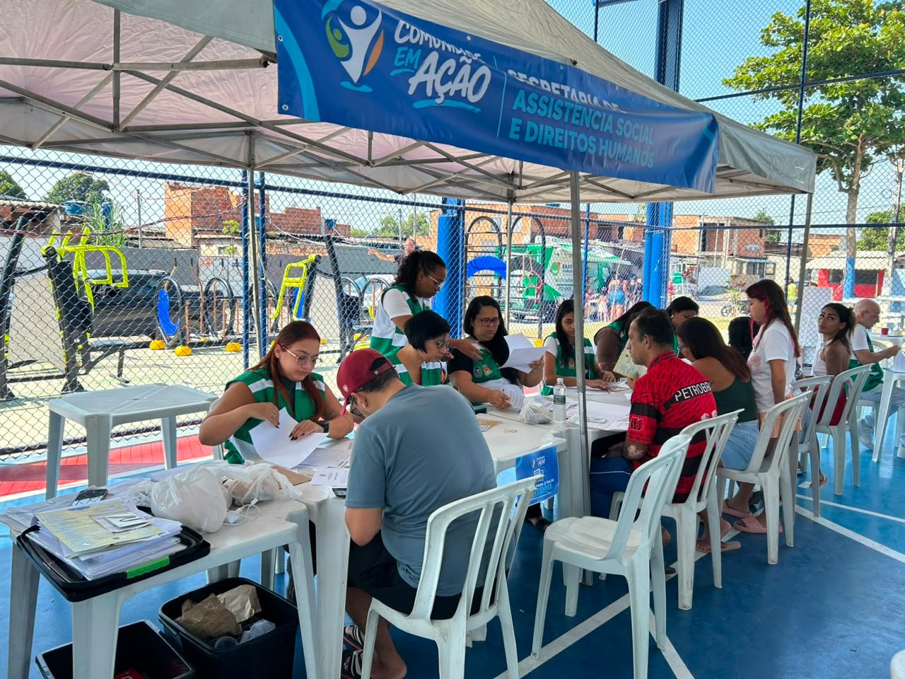 Moradores da Vila Getúlio Cabral recebem serviços de saúde e assistência em Duque de Caxias