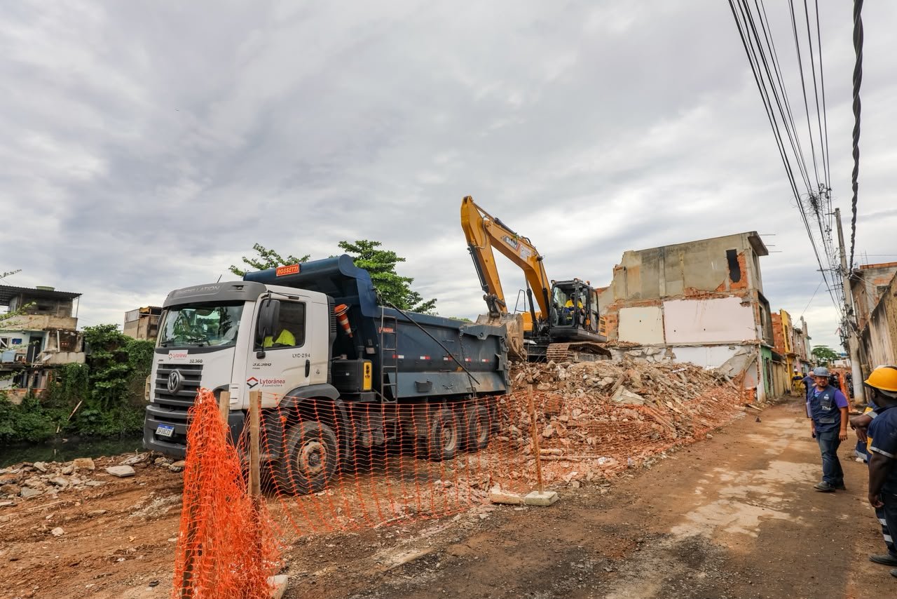 Rio de Janeiro inicia obras contra enchentes no Rio Acari, com contenção e áreas de lazer