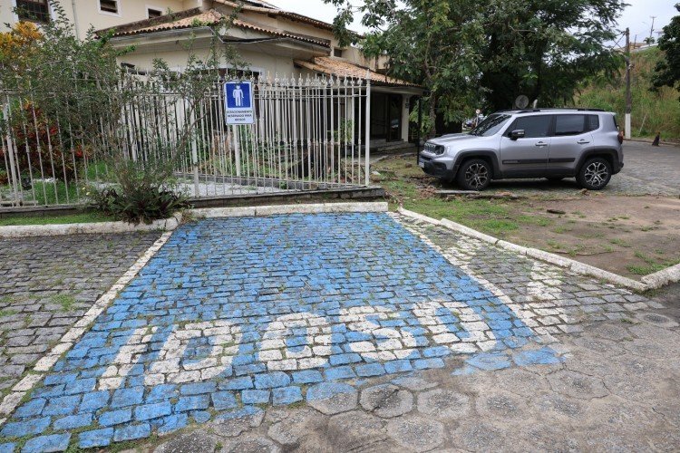 Araruama orienta solicitação de credencial de estacionamento para idosos e pessoas com deficiência