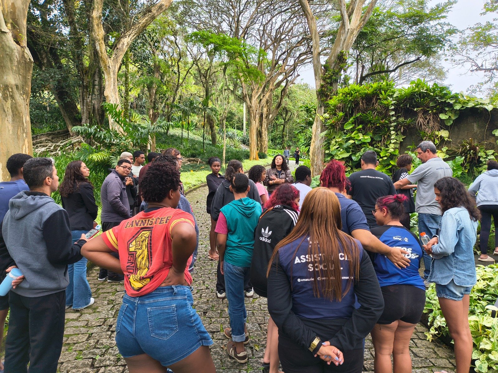 Rio de Janeiro leva crianças acolhidas ao Sítio Burle Marx e programa ida ao musical Wicked