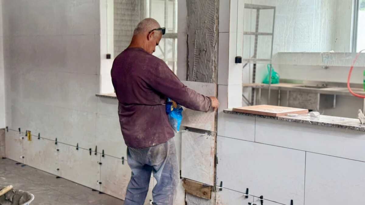 Reforma de escola em São Pedro da Aldeia inclui pisos, banheiros e reforço estrutural