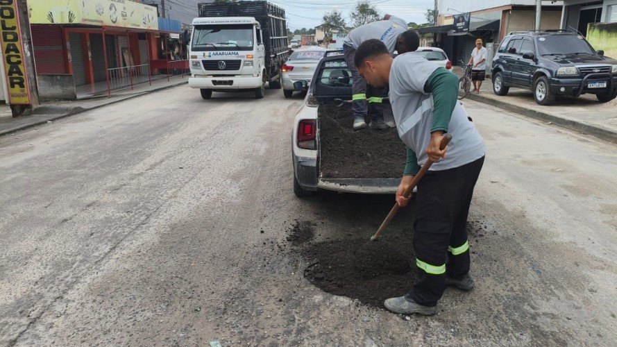 Araruama faz tapa-buracos em Itatiquara após desgaste do asfalto pelas chuvas