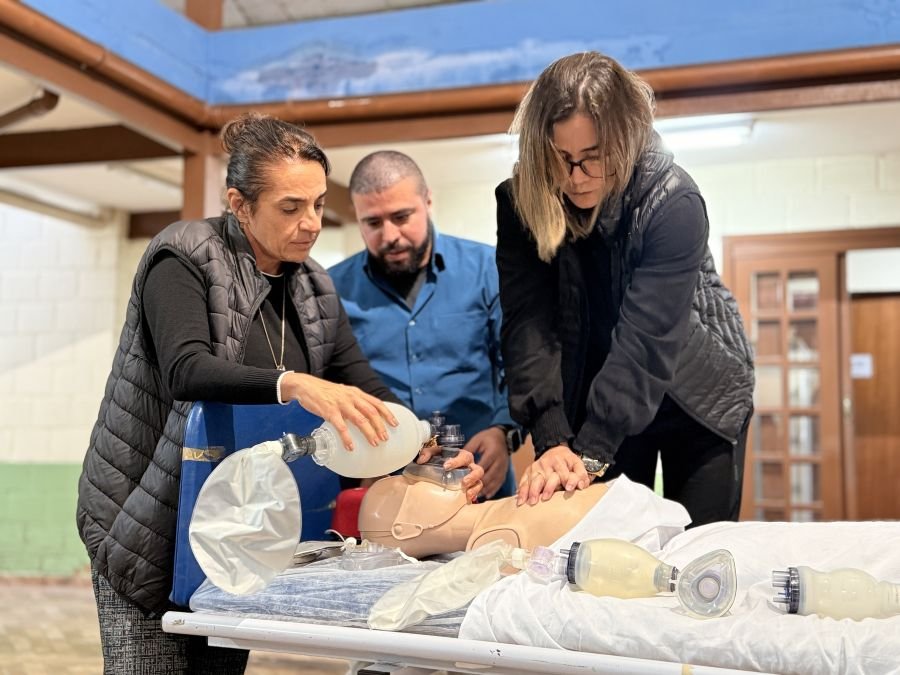 Rio das Ostras capacita equipes de saúde para emergências e uso de desfibriladores