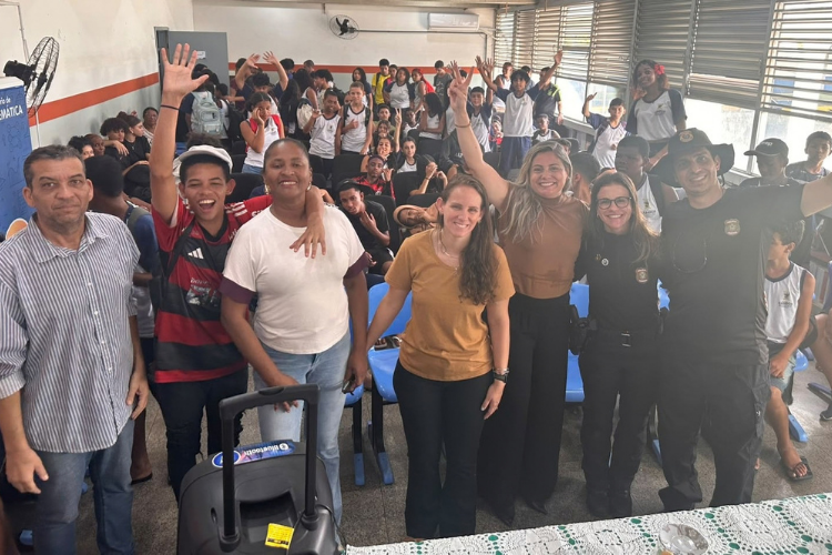 Estudantes de Campos recebem orientações sobre riscos e segurança no ambiente digital