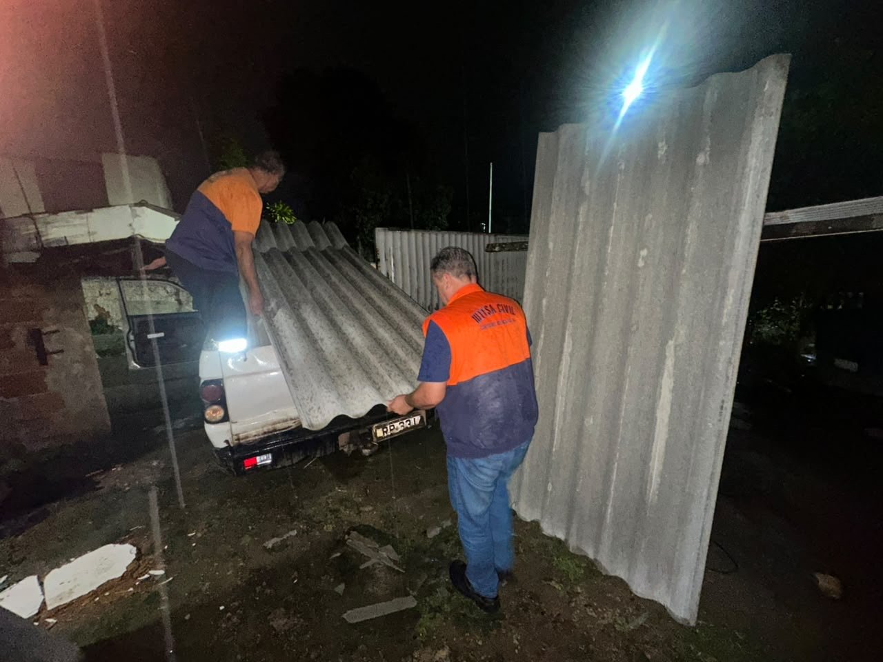 Famílias atingidas pela chuva recebem telhas em Santa Cruz, em Campos
