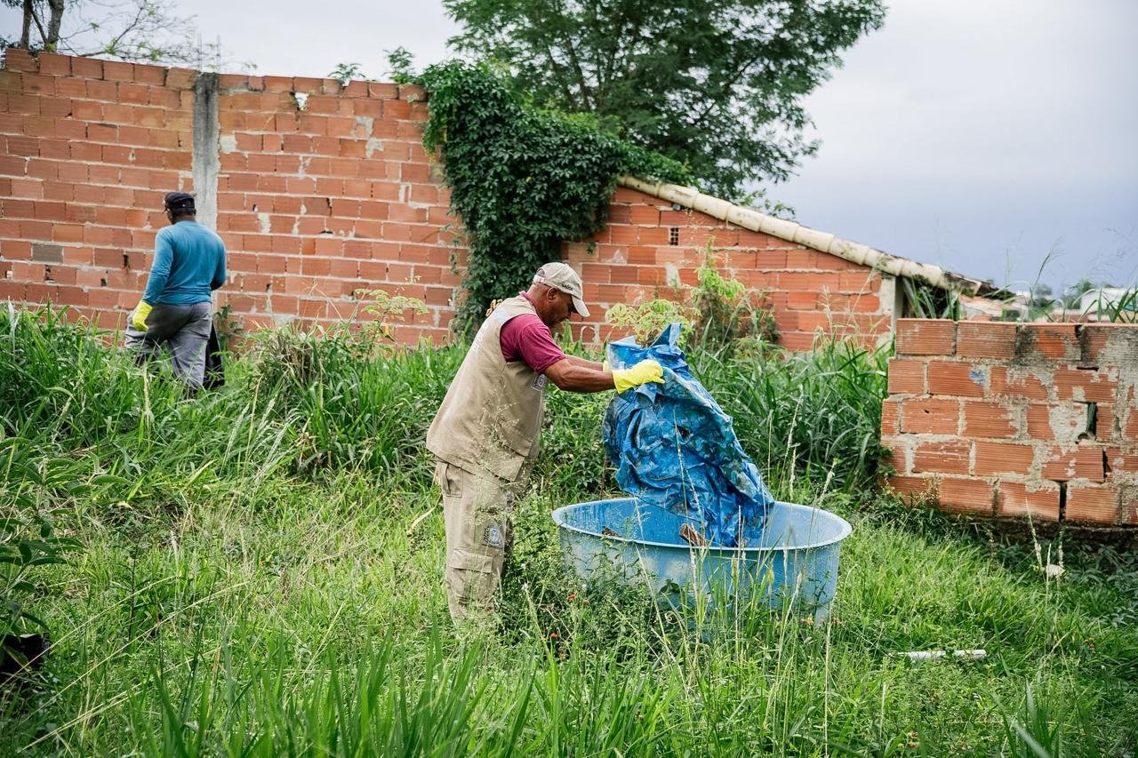 Itaboraí capacita funcionários de condomínios para identificar focos do mosquito da dengue