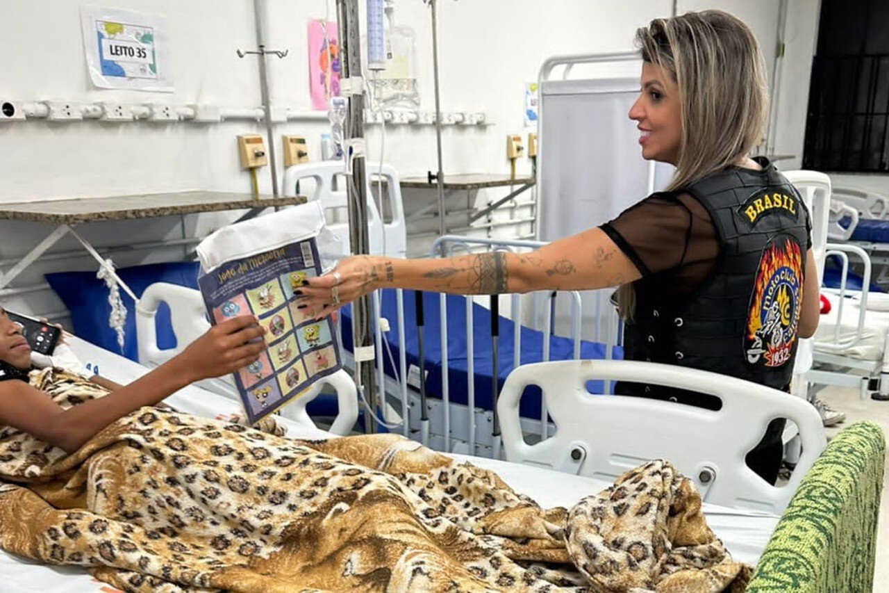 Crianças internadas no HFM, em Campos, recebem brinquedos e fraldas de motoclube