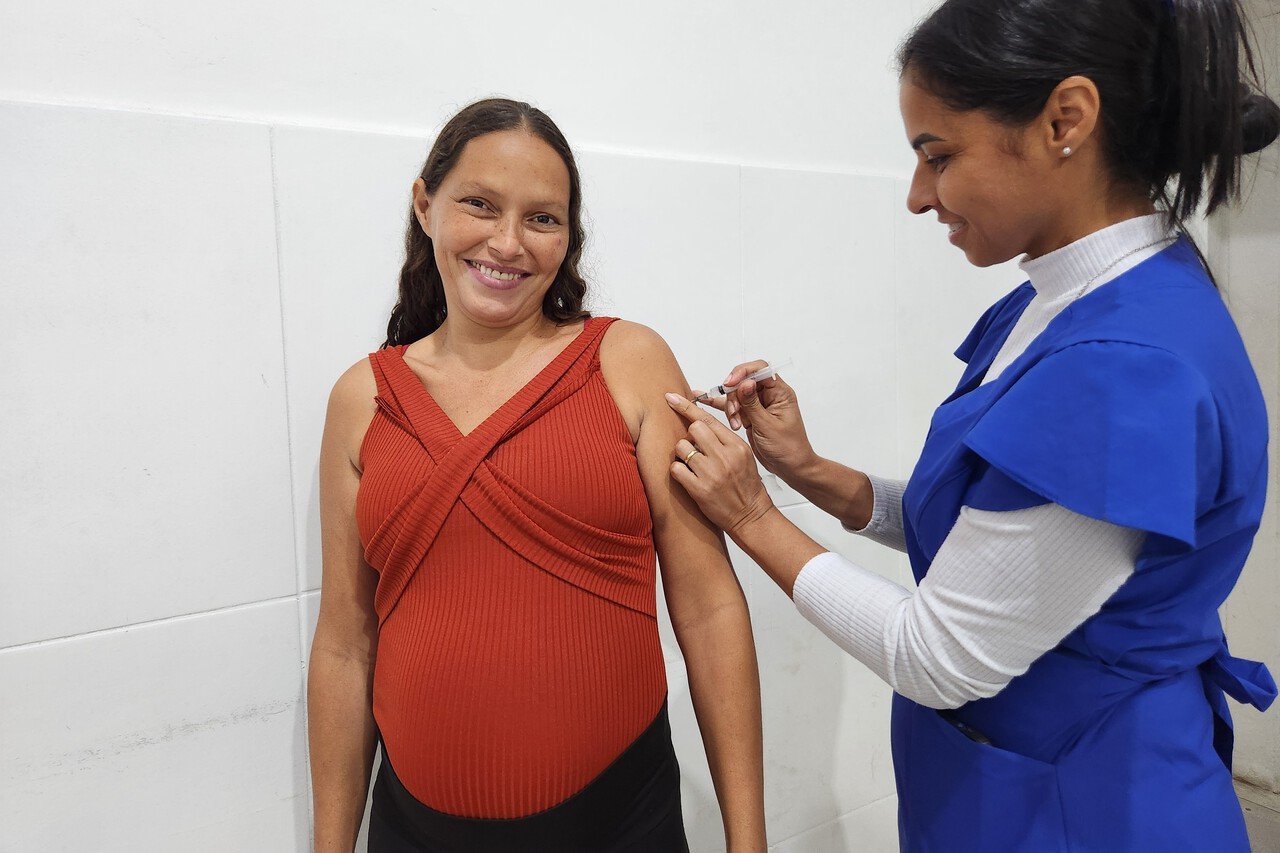 Campos oferece vacinas contra hepatites A e B em mais de 40 salas e orienta gestantes sobre prevenção