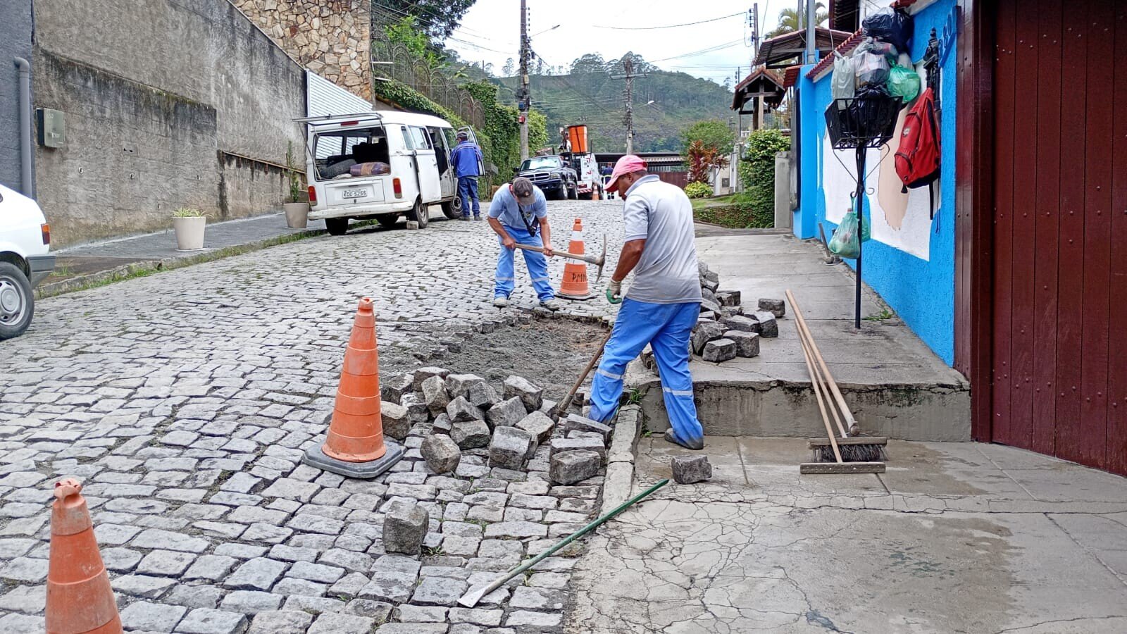 Nova Friburgo faz reparos em calçamentos e redes de drenagem em diferentes bairros