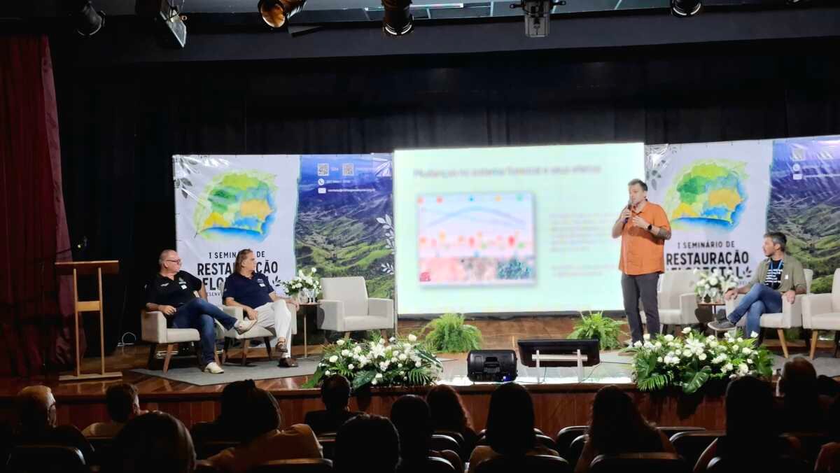São Pedro da Aldeia debate restauração florestal e distribui mudas nativas em seminário