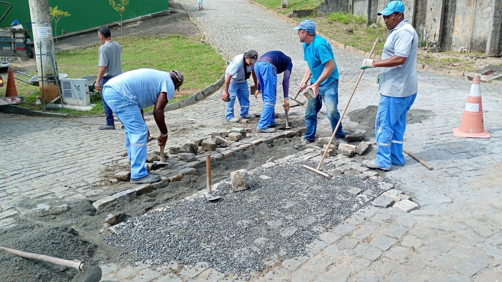 Nova Friburgo recupera calçamentos em Amparo e faz manutenção em bairros