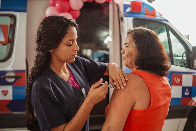 Maricá leva exame preventivo e vacinação à quadra da União de Maricá no Outubro Rosa